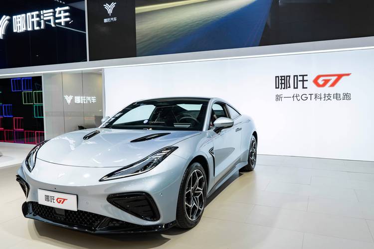 广州334哪吒汽车在智能汽车领域的表现，领途汽车在新能源汽车市场中的影响力